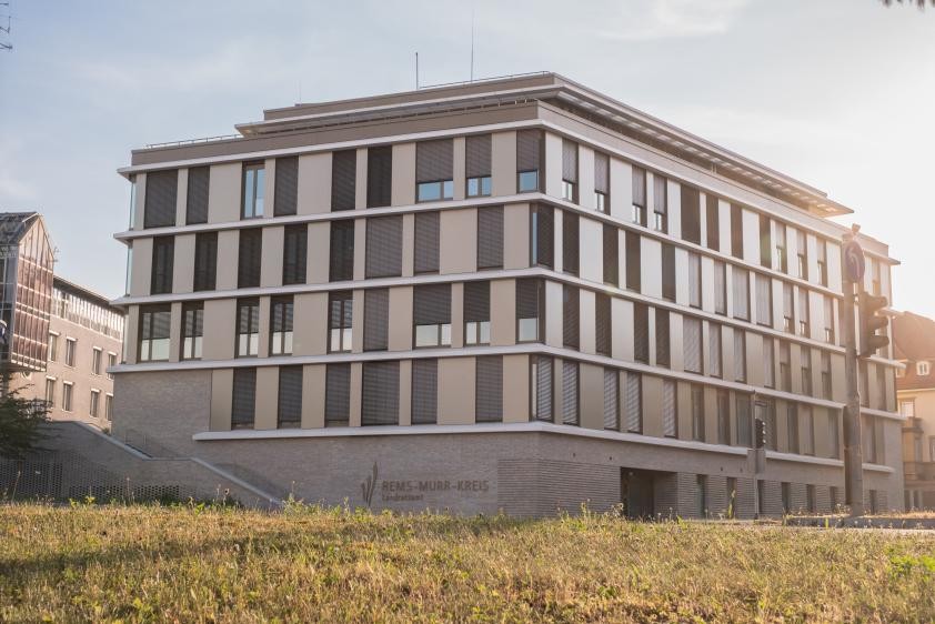 Landratsamtsgebäude am Alten Postplatz mit PV-Außenfassade