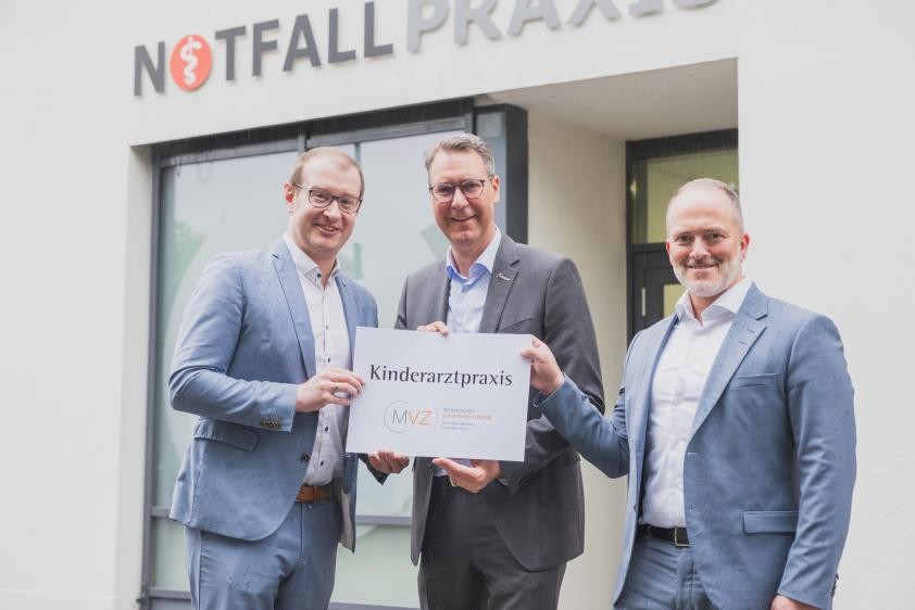 Von der Notfallpraxis zum neuen MVZ für Kinder- und Jugendmedizin: Landrat Dr. Richard Sigel (Mitte), Klinik-Geschäftsführer André Mertel (rechts) und Oberbürgermeister Maximilian Friedrich (links) freuen sich, dass die kinderärztliche Versorgung in Backnang gesichert werden kann. © bebop media