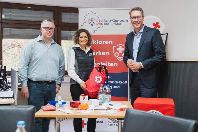 Start Resilienzzentrum (von links): Lukas Wangler, stellvertretender DRK-Kreisgeschäftsführer, Beate Wichtler, Leiterin der Rotkreuzdienste und Landrat Dr. Richard Sigel, zugleich DRK-Präsident. Foto: Danijel Grbic
