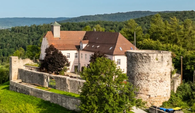 Altes Haus mit Befestigung in Auenwald